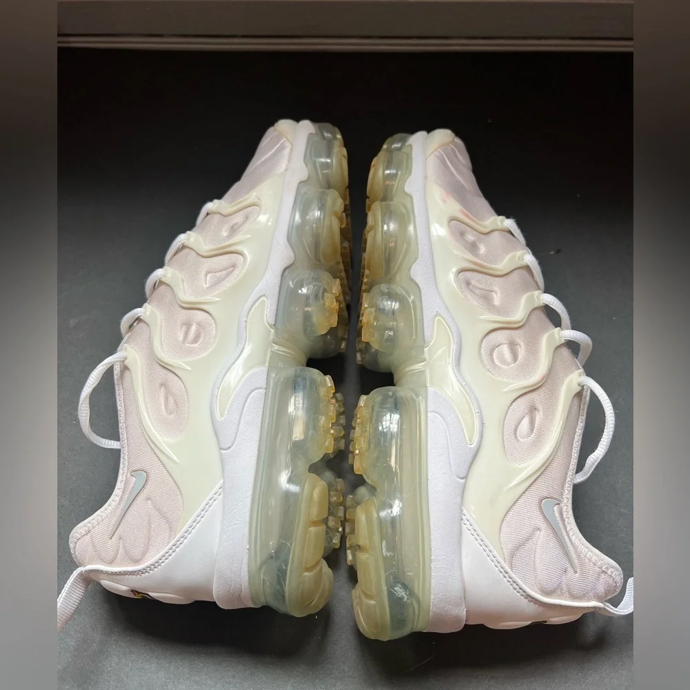 NIKE AIR VAPORMAX PLUS SHOES SIZE. 9.5 TRIPLE WHITE PLATINUM SNEAKERS